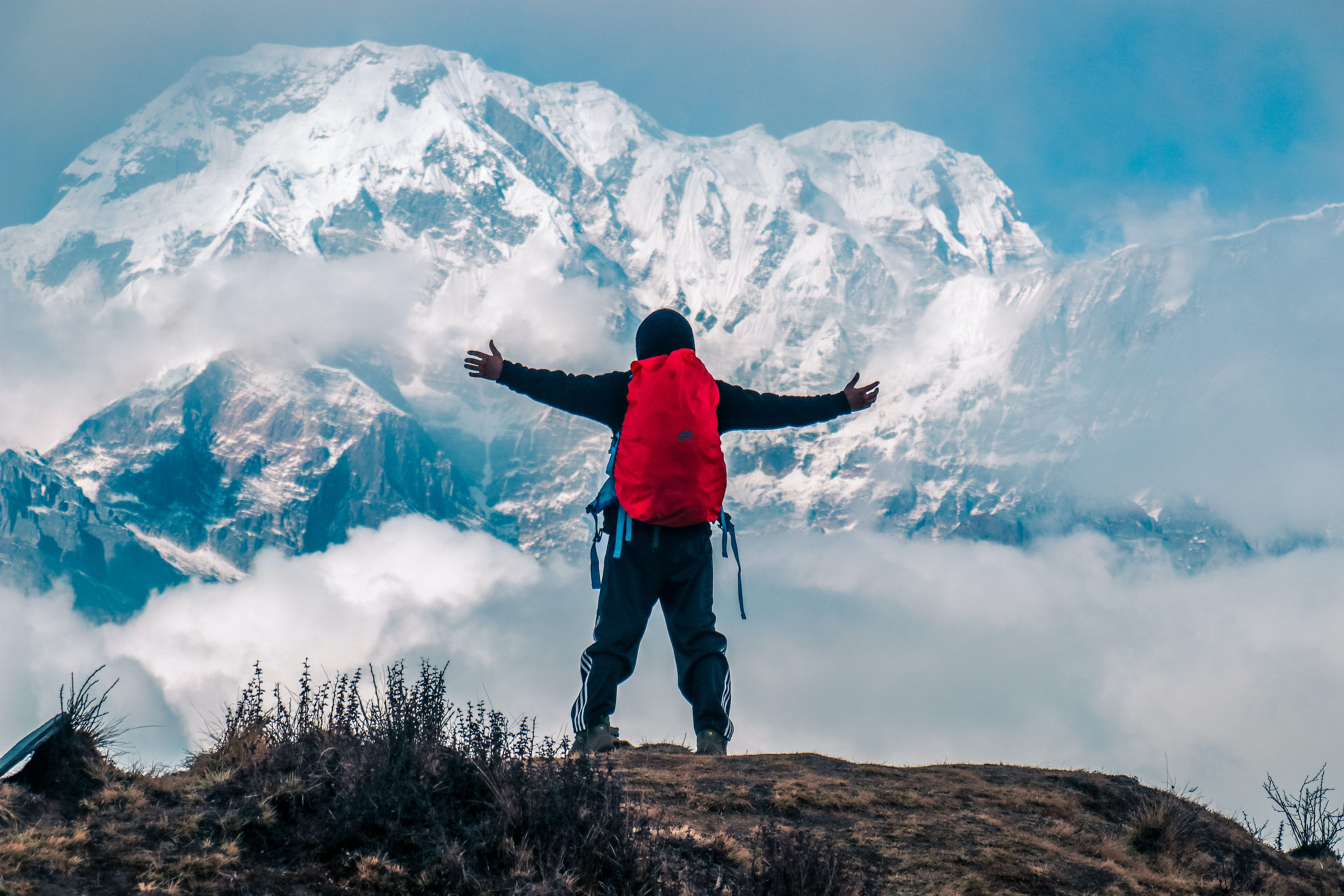 Go telling on the mountain. Взбираться на гору. Парень в горах. Альпинисты в горах. Парень на горе.